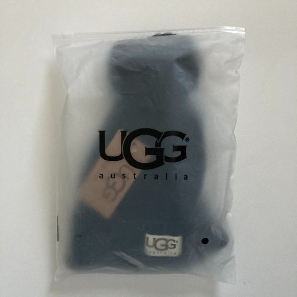 UGG Pom Beanie/Hat - Picture 4 of 4